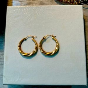 14kt gold hoop earrings with swirl design